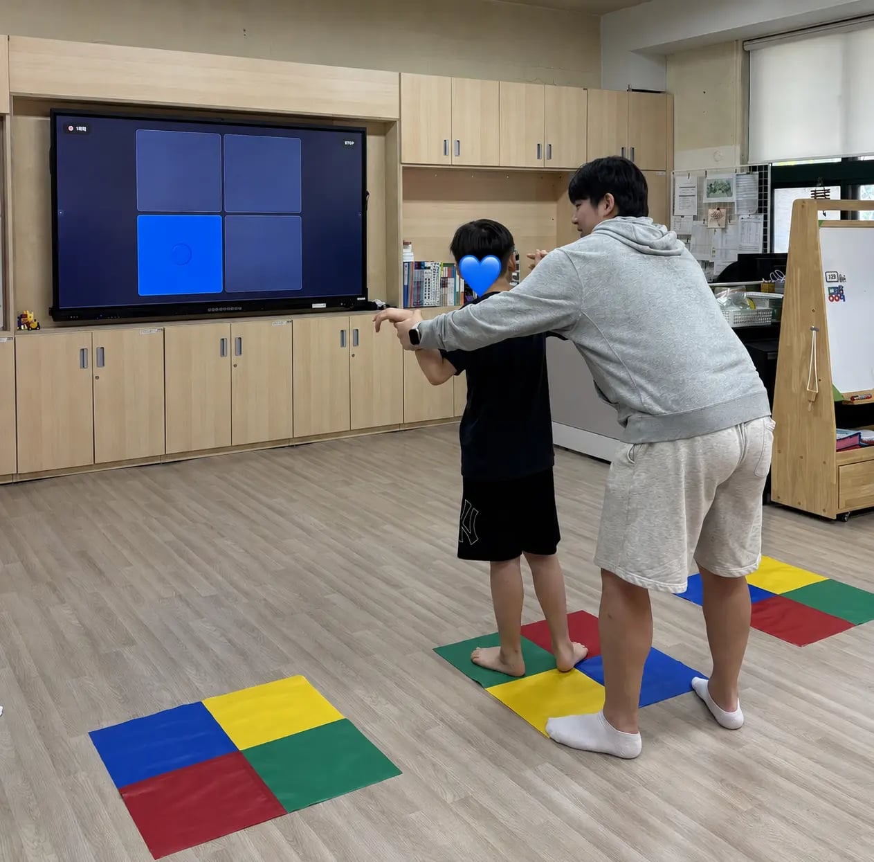 서울 중구 찾아가는 동행 체육교실에서 지도자가 아이의 움직임을 돕는 장면